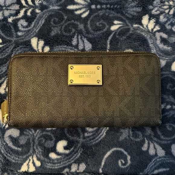 Michael Kors zip around wallet - Picture 1 of 3